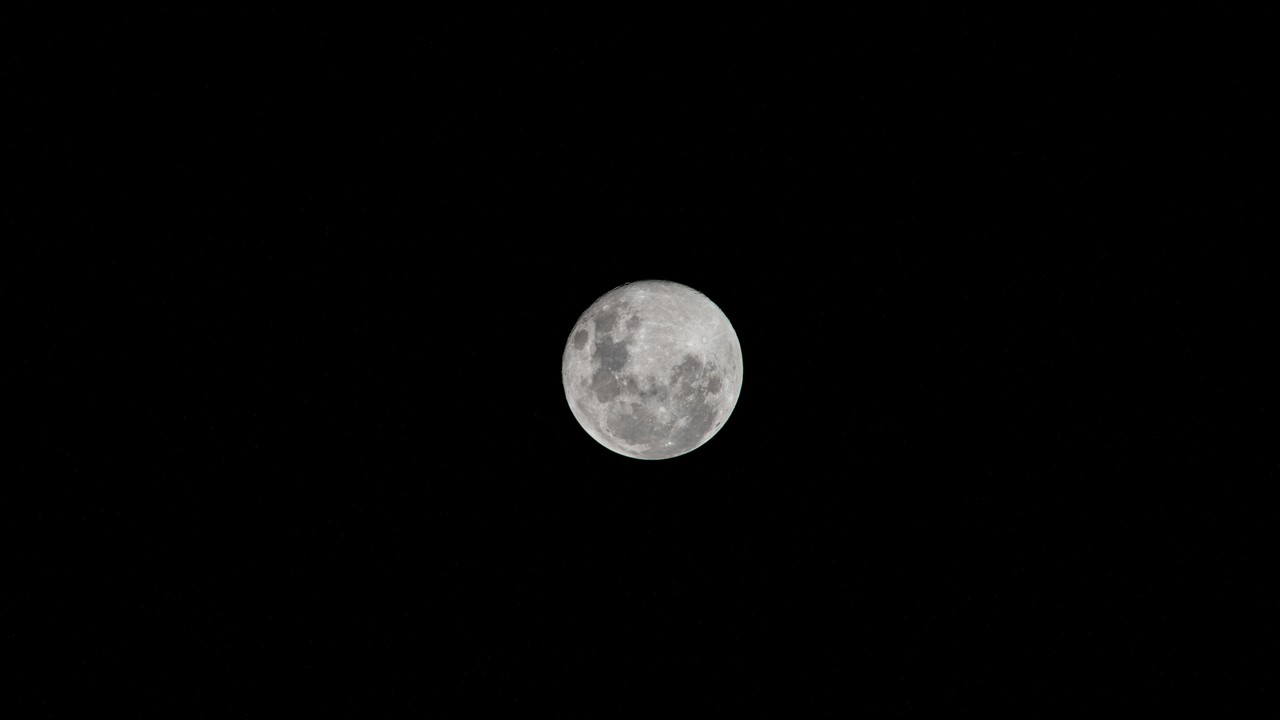 Le maree: come la Luna “tira” l’oceano ogni giorno