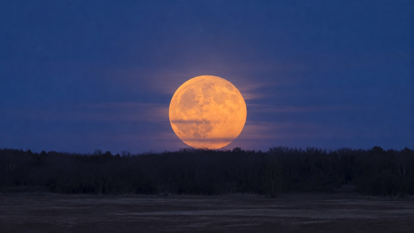 Perché a volte la Luna piena sembra più grande e luminosa: la superluna